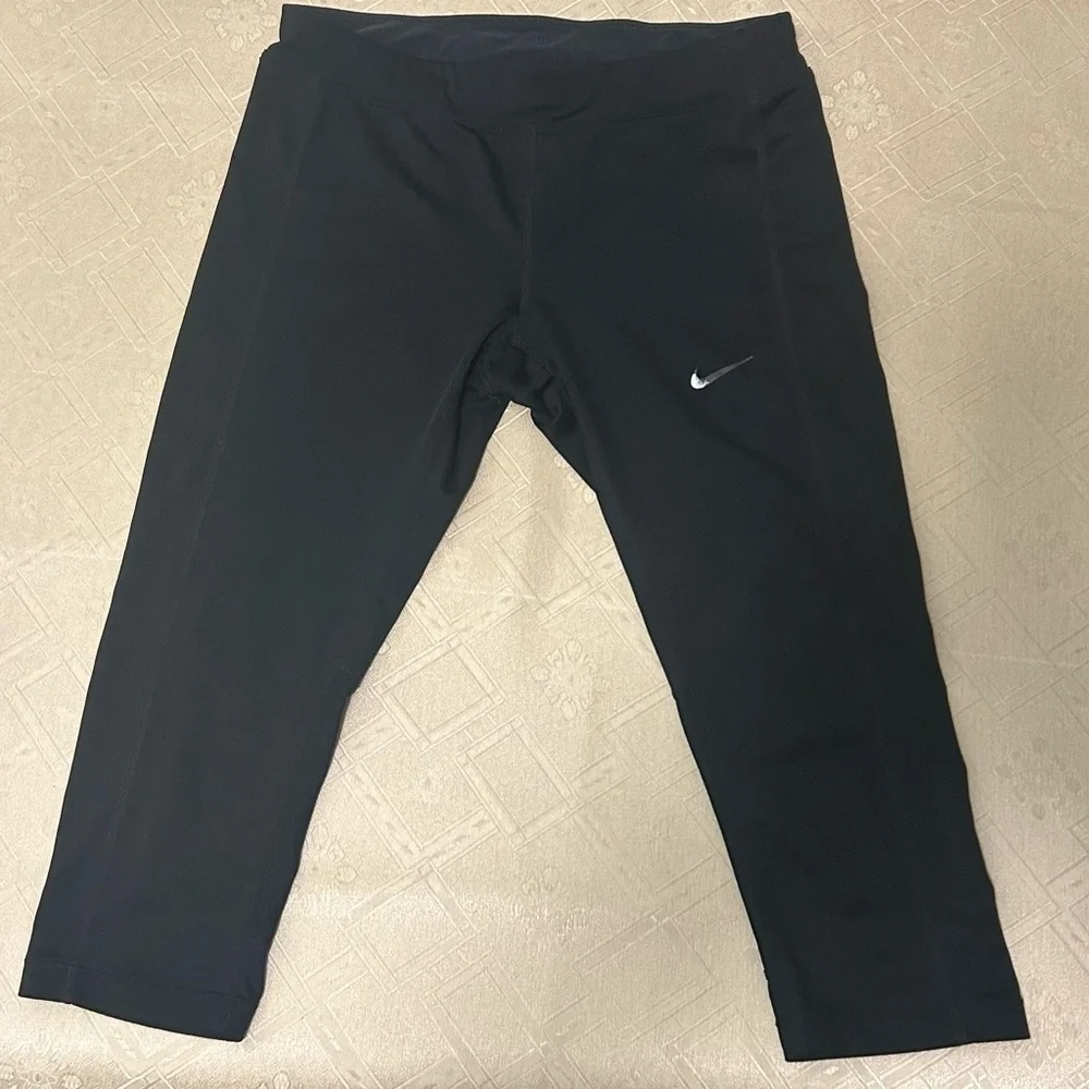 Nike Dri-Fit Black Capris Workout Leggings Back Zip Pocket Sz S EUC Athletic Gym